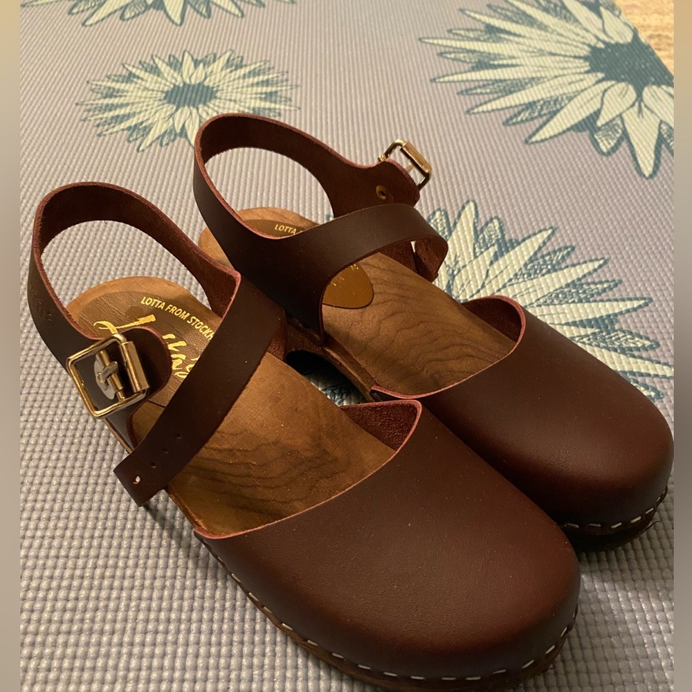 Lotta from Stockholm Aubergine Clogs on Brown Base